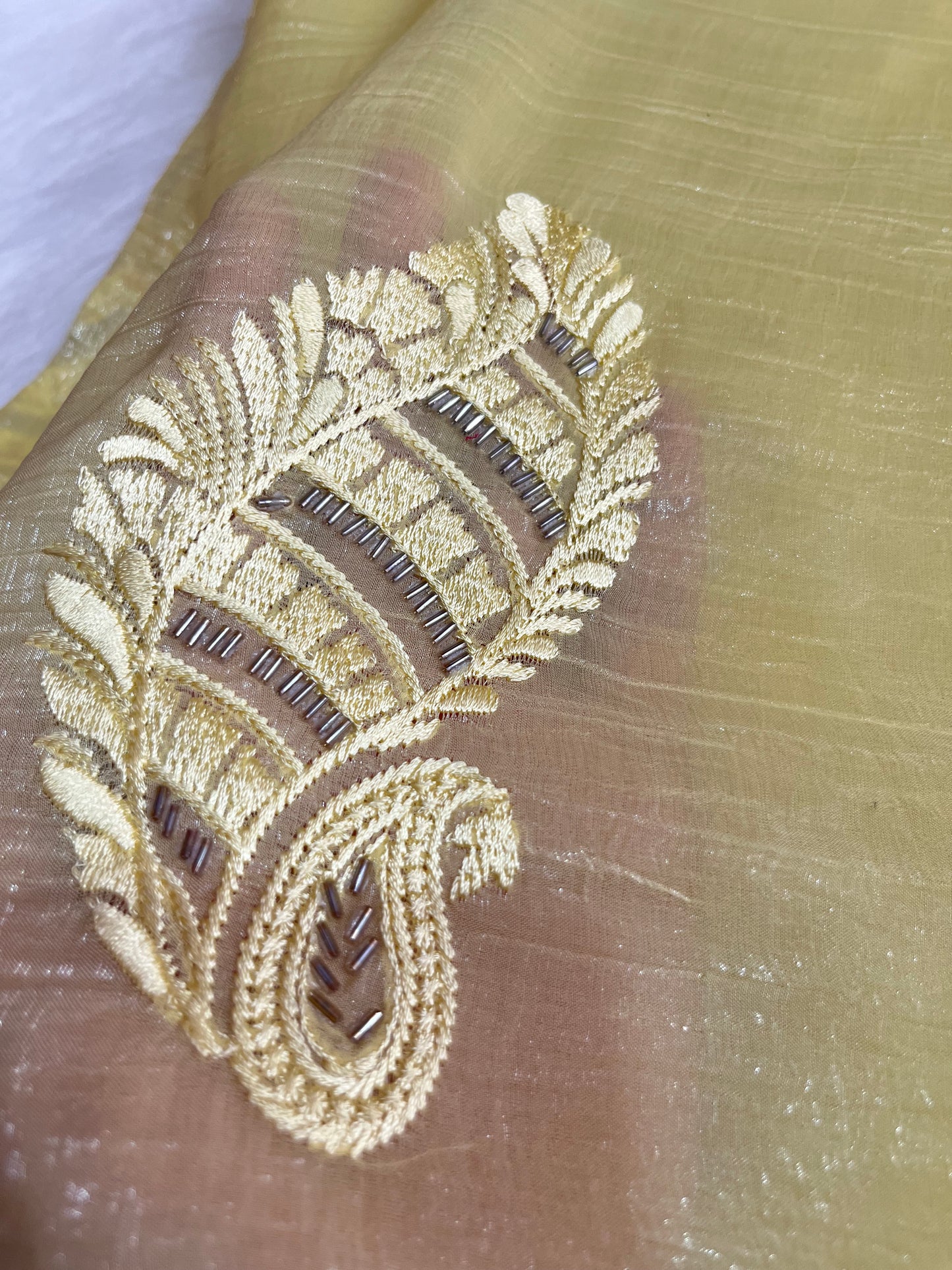 Cutwork border beads border